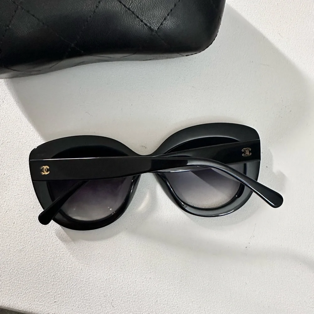 Rare CHANEL Black Runway Sunglasses with Pearl Accents - Picture 5 of 5